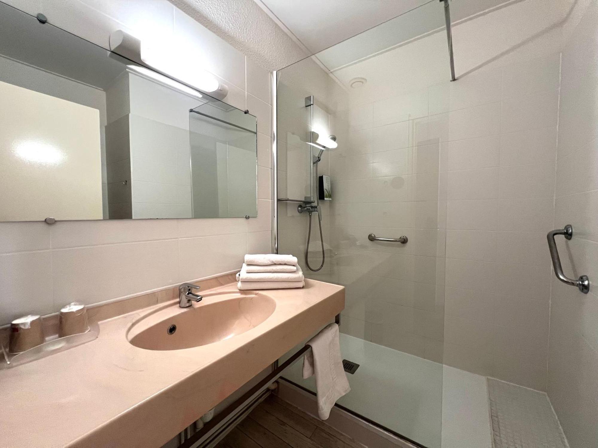 Logis Hotel Restaurant Des Thermes Lamalou-les-Bains Bagian luar foto